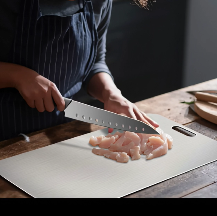 De held: de Katori titanium snijplank